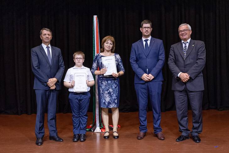 Köszöntötték azokat az általános- és középiskolás diákokat, akik szép eredményeket értek el tanulmányi versenyeken Köszöntötték azokat az általános- és középiskolás diákokat, akik szép eredményeket értek el tanulmányi versenyeken