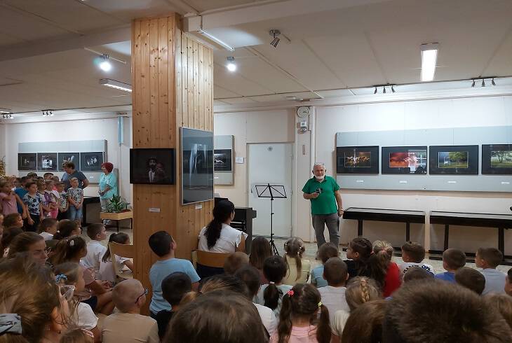 Olasz gnes fotmvsz Szlhassak tisztn, szabadon cm killtsnak megnyitja