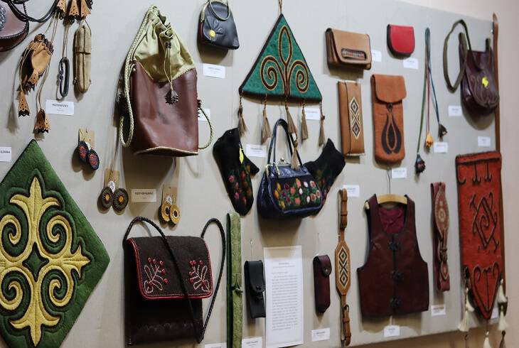 Gyertyk gyulladnak, itt a karcsony cm npi iparmvszeti killts